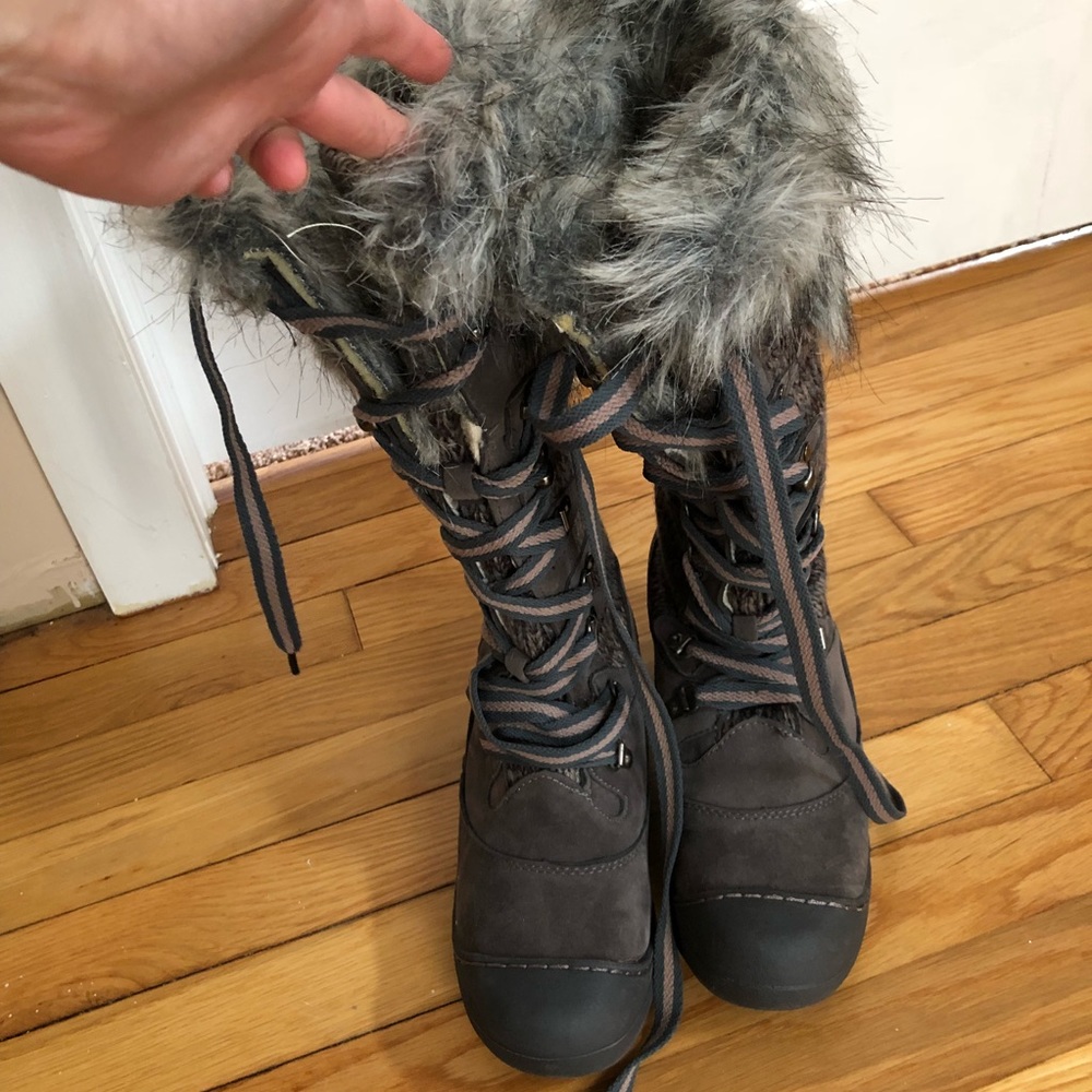 New Muk luk snow boots never worn
